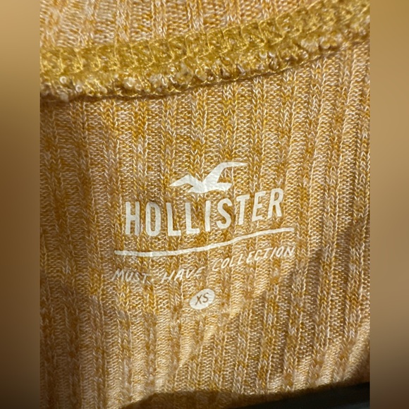 Hollister women’s xsmall gold long sleeve v-neck shirt top - Picture 2 of 3
